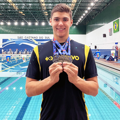 Matheus Teixeira Przewalla, aluno do Objetivo Pinheiros, é destaque na natação