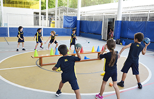 Aula de Educação Física do 1º ano: jogo cooperativo desenvolve agilidade e coordenação