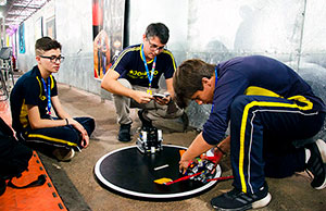 Combate de robôs: confira as fotos da participação da equipe de Robótica do Objetivo na RoboCore